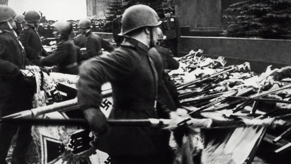 Drapeaux des régiments allemands vaincus par l'Armée rouge