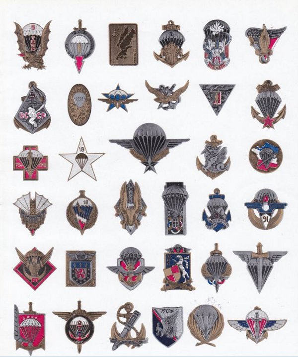 Divers insignes d'unités parachutistes