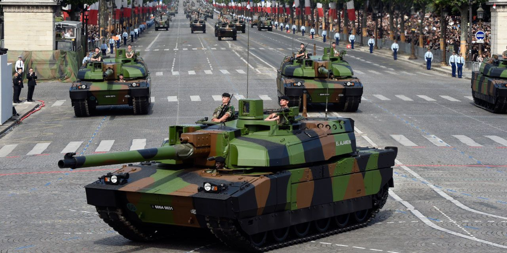 Chars Leclerc défilant le 14 juillet à Paris