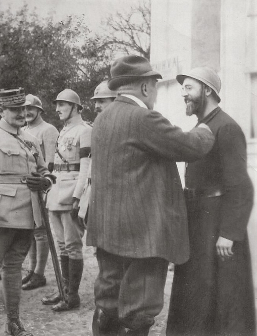 Clémenceau décorant l'aumonier du 123e RI de la légion d'honneur