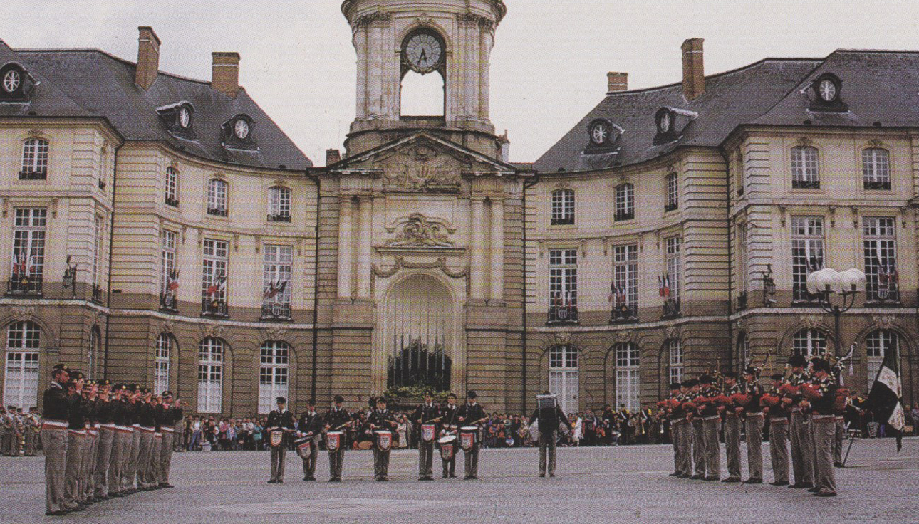 Le bagad de la lande d'Ouée - 41e RI devant la mairie de Rennes