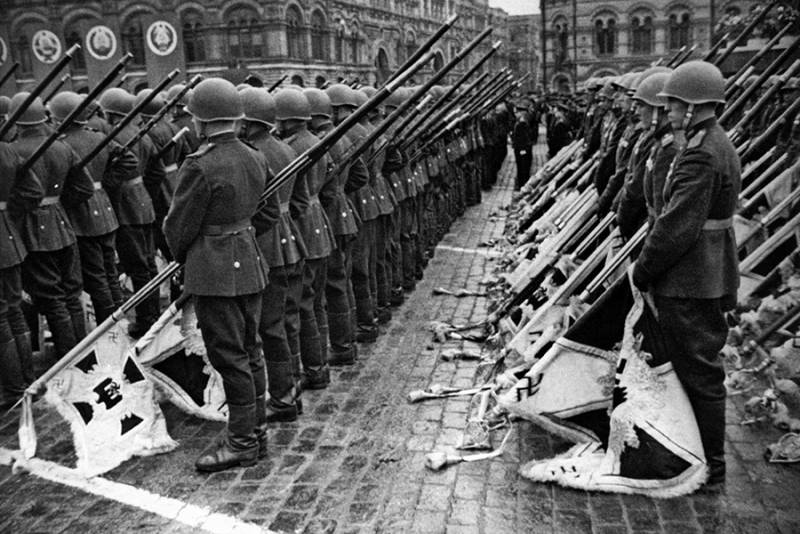 Drapeaux allemands pris à l'ennemi par les soldats soviétiques durant la 2e guerre mondiale