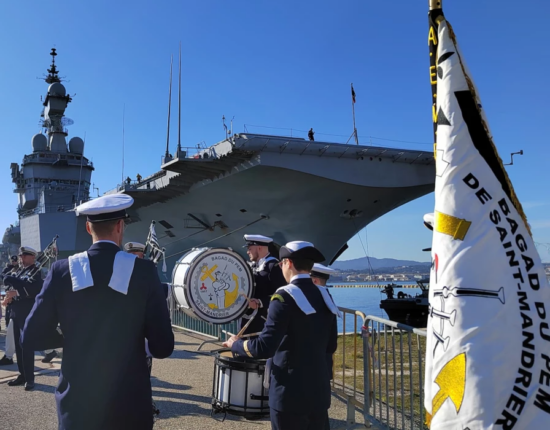 Retour du porte-avions Charles de Gaulle au son du bagad de Saint-Mandrier