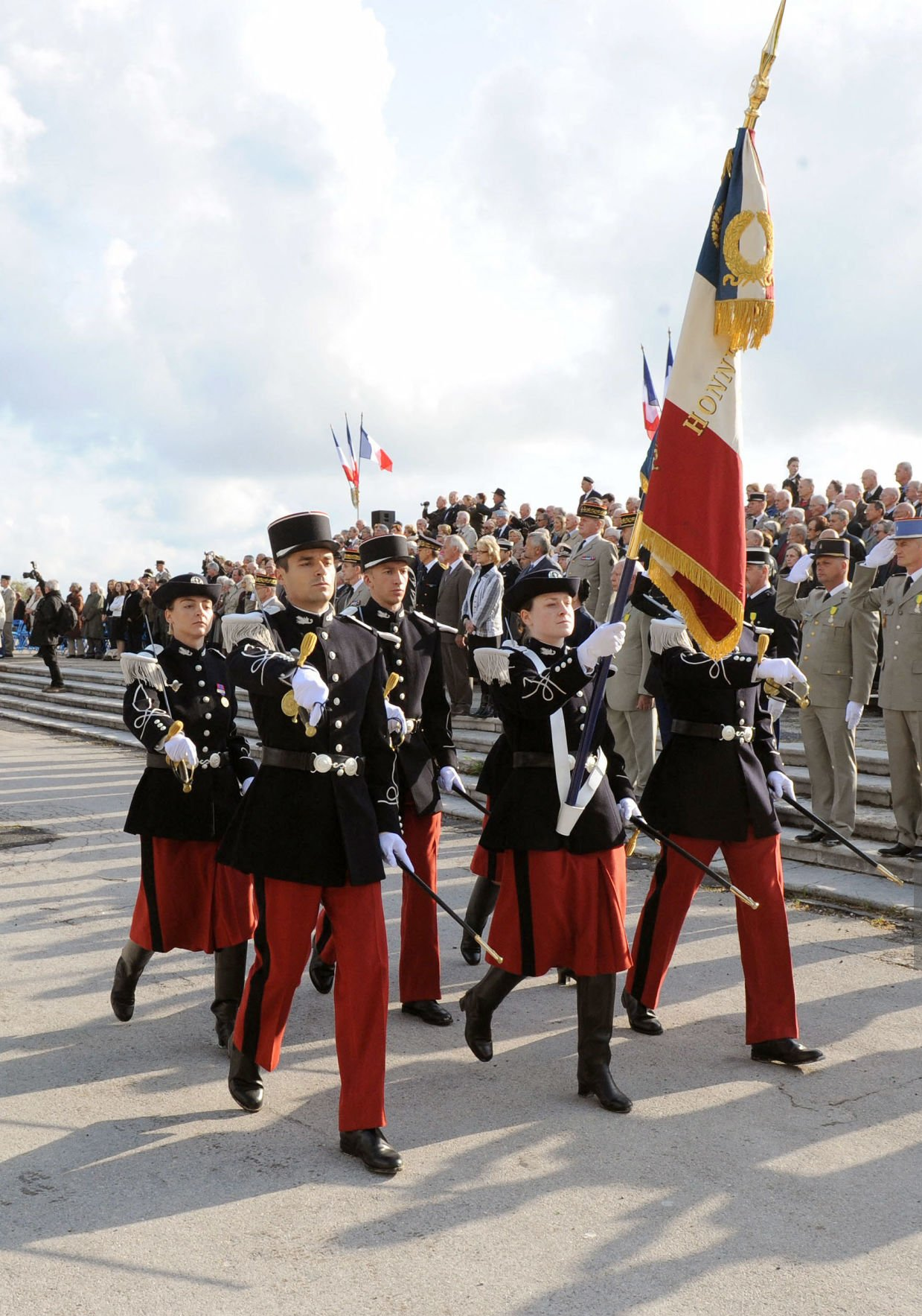 Garde au drapeau de l'école militaire supérieure d'administration et de management