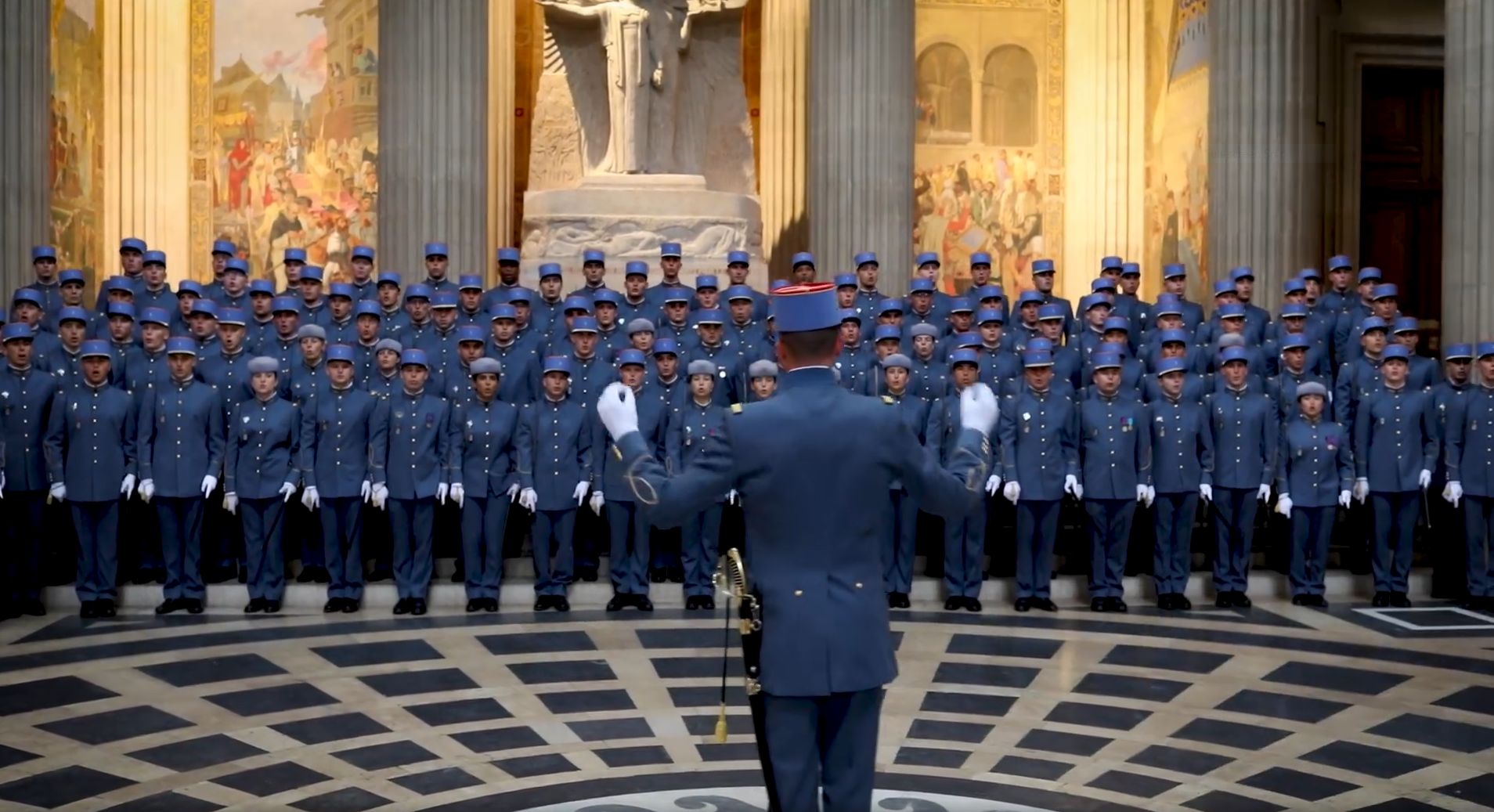 Promotion Maurice Genevoix chantant à côté du tombeau de l'Empereur à l'hôtel des invalides