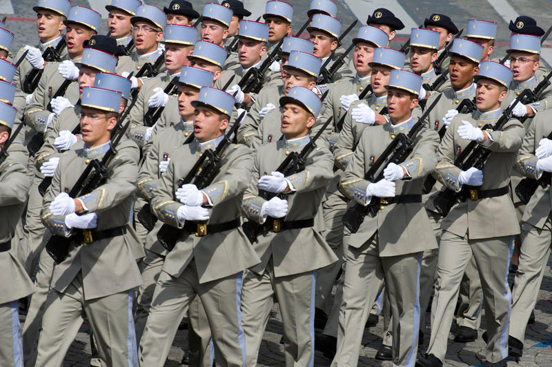 Élèves sous-officiers chantant