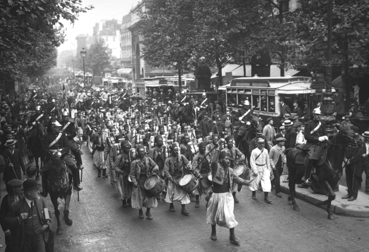 Tirailleurs algériens défilant dans les rues de Paris, nouba en tête